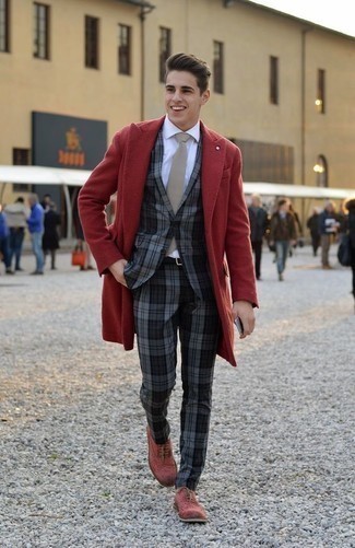 Красное длинное пальто от Dolce & Gabbana