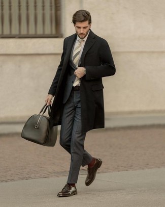 С чем носить светло-коричневый галстук в 30 лет мужчине в прохладную погоду в деловом стиле: Для воплощения изысканного мужского вечернего образа отлично подойдет черное длинное пальто и светло-коричневый галстук. Тебе нравятся дерзкие решения? Можешь дополнить свой образ коричневыми кожаными туфлями дерби.
