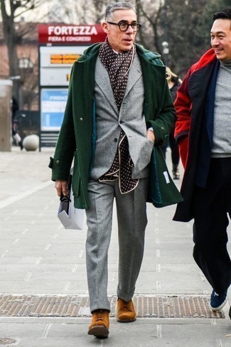 С чем носить коричневый шарф за 50 лет мужчине зима в деловом стиле: Если в одежде ты делаешь ставку на удобство и функциональность, темно-зеленое длинное пальто и коричневый шарф — замечательный выбор для модного повседневного мужского лука. Любишь эксперименты? Заверши образ табачными замшевыми повседневными ботинками. Получился прекрасный зимний лук на каждый день.