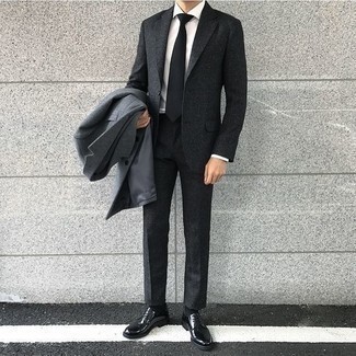 Какие туфли дерби носить с серым костюмом в прохладную погоду: Серый костюм в сочетании с серым длинным пальто — чудесный пример элегантного мужского стиля. Ты сможешь легко адаптировать такой образ к повседневным реалиям, надев туфлями дерби.