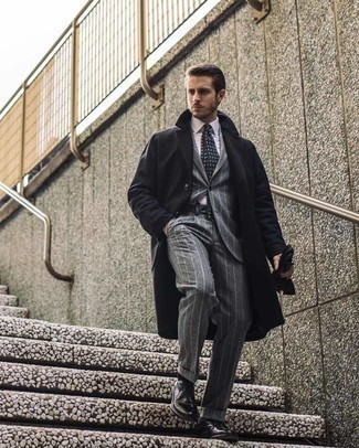 С чем носить темно-синий галстук с "огурцами" в 30 лет мужчине в прохладную погоду в деловом стиле: Черное длинное пальто и темно-синий галстук с "огурцами" — чудесный пример элегантного мужского стиля в одежде. Чтобы добавить в образ чуточку расслабленности , на ноги можно надеть черные кожаные туфли дерби.