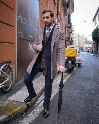С чем носить темно-коричневый галстук мужчине в холод: Коричневое длинное пальто и темно-коричневый галстук — олицетворение изысканного мужского стиля. Черные кожаные туфли дерби создадут легкое настроение.