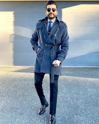 С чем носить синий шелковый галстук мужчине в деловом стиле: Сочетание темно-синего длинного пальто и синего шелкового галстука выглядит очень эффектно и элегантно. Нравится рисковать? Тогда закончи образ черными кожаными монками с двумя ремешками.