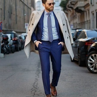 Какие костюмы носить с бело-синей классической рубашкой за 40 лет в прохладную погоду в деловом стиле: Костюм в сочетании с бело-синей классической рубашкой поможет составить модный и изысканный образ. В сочетании с этим луком гармонично выглядят коричневые кожаные оксфорды.