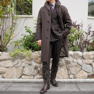 С чем носить темно-пурпурный галстук с принтом мужчине в прохладную погоду: Сочетание темно-коричневого длинного пальто и темно-пурпурного галстука с принтом позволит создать запоминающийся мужской лук. Пара темно-коричневых кожаных оксфордов свяжет образ воедино.