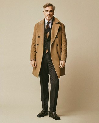 С чем носить темно-коричневый галстук мужчине в холод: Светло-коричневое длинное пальто и темно-коричневый галстук — замечательный пример изысканного мужского стиля. Чтобы лук не получился слишком вычурным, можно надеть черные кожаные броги.