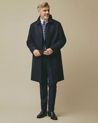 С чем носить темно-синий костюм в вертикальную полоску за 50 лет в холод: Темно-синий костюм в вертикальную полоску и темно-синее длинное пальто помогут составить незабываемый мужской лук. Говоря об обуви, можно дополнить лук черными кожаными оксфордами.