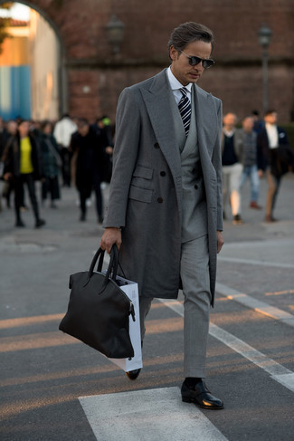 С чем носить лоферы за 40 лет мужчине в прохладную погоду в деловом стиле: Комбо из серого длинного пальто и серого костюма позволит создать выразительный мужской образ. лоферы добавят образу расслабленности и динамичности.