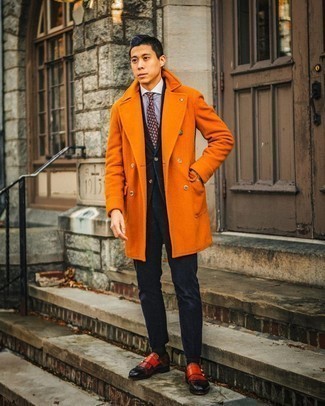 С чем носить оранжевое длинное пальто: Оранжевое длинное пальто и темно-синий вельветовый костюм — беспроигрышный ансамбль для светского мероприятия. Любишь дерзкие сочетания? Тогда закончи свой лук красными кожаными монками с двумя ремешками.