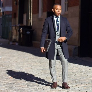 С чем носить темно-сине-белый галстук в горизонтальную полоску в 20 лет мужчине в прохладную погоду в деловом стиле: Темно-синее длинное пальто в сочетании с темно-сине-белым галстуком в горизонтальную полоску поможет примерить на себя элегантный стиль. Если говорить об обуви, коричневые кожаные оксфорды станут замечательным выбором.