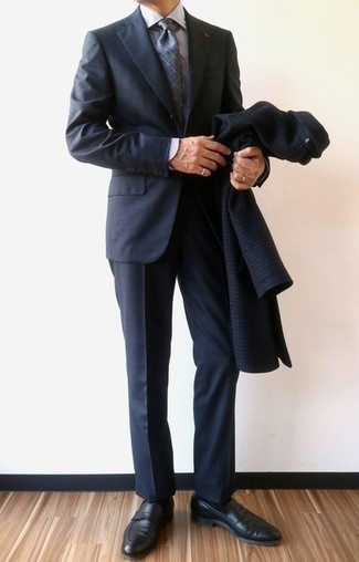 С чем носить темно-синий галстук с принтом за 50 лет мужчине осень: Темно-синее длинное пальто с узором "гусиные лапки" смотрится прекрасно в паре с темно-синим галстуком с принтом. В сочетании с этим образом наиболее уместно будут смотреться черные кожаные лоферы. Весьма подходящая задумка для осеннего ансамбля.