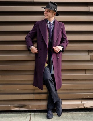 С чем носить темно-пурпурный галстук с принтом мужчине в прохладную погоду: Комбо из фиолетового длинного пальто и темно-пурпурного галстука с принтом — прекрасный пример делового городского стиля. Дополнив лук темно-серыми лоферами из плотной ткани, можно привнести в него свежую нотку.