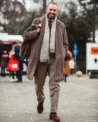 С чем носить сумку из плотной ткани за 40 лет мужчине в холод в деловом стиле: Если в одежде ты ценишь комфорт и функциональность, разноцветное длинное пальто с узором "гусиные лапки" и сумка из плотной ткани — замечательный выбор для модного мужского лука на каждый день. Хочешь сделать образ немного строже? Тогда в качестве дополнения к этому ансамблю, выбирай коричневые замшевые оксфорды.