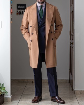 С чем носить бело-пурпурную классическую рубашку в 30 лет мужчине в холод: Бело-пурпурная классическая рубашка в сочетании со светло-коричневым длинным пальто позволит исполнить строгий деловой стиль. Вкупе с этим ансамблем прекрасно смотрятся темно-коричневые кожаные монки с двумя ремешками.