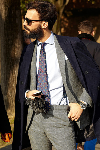 С чем носить темно-сине-белый галстук с принтом мужчине в деловом стиле: Несмотря на то, что это довольно-таки выдержанный лук, лук из темно-синего длинного пальто и темно-сине-белого галстука с принтом является постоянным выбором стильных мужчин, неизменно покоряя при этом дамские сердца.