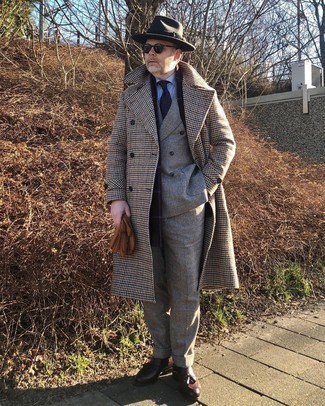 С чем носить бежевые перчатки за 40 лет мужчине в прохладную погоду: Если ты ценишь удобство и практичность, разноцветное длинное пальто с узором "гусиные лапки" и бежевые перчатки — хороший выбор для стильного мужского лука на каждый день. Почему бы не привнести в повседневный образ немного элегантности с помощью коричневых кожаных лоферов с кисточками?