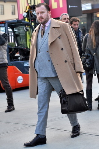 Как носить длинное пальто с монками с двумя ремешками за 40 лет в холод: Сочетание длинного пальто и серого костюма смотрится очень модно и элегантно. Если подобный лук кажется тебе слишком смелым, сбалансируй его монками с двумя ремешками.