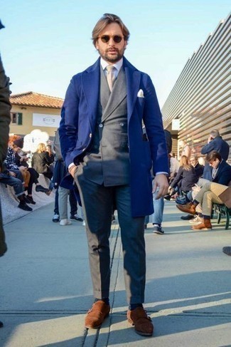 С чем носить бежевый галстук мужчине: Темно-синее длинное пальто в сочетании с бежевым галстуком позволит составить незабываемый мужской лук. Если тебе нравится поэкспериментировать, на ноги можешь надеть коричневые замшевые монки с двумя ремешками.