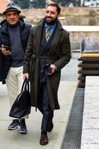 С чем носить замшевые перчатки мужчине в деловом стиле: Сочетание темно-зеленого длинного пальто и замшевых перчаток - очень практично, и поэтому идеально для создания привлекательного повседневного стиля. Такой образ легко обретает свежее прочтение в паре с темно-коричневыми замшевыми монками с двумя ремешками.