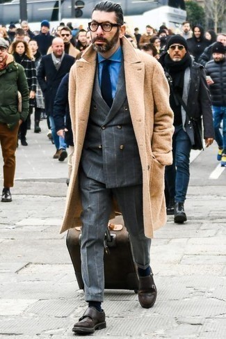 С чем носить сумку за 40 лет мужчине в холод в деловом стиле: Светло-коричневое длинное пальто и сумка — отличный лук для активного выходного дня. Дополнив образ темно-коричневыми кожаными монками с двумя ремешками, ты привнесешь в него немного привлекательного консерватизма.
