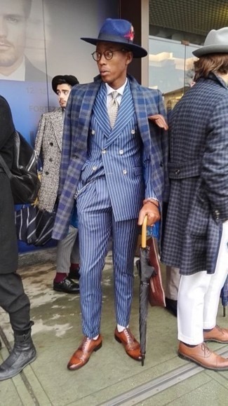 Как носить темно-синее длинное пальто в шотландскую клетку с темно-сине-белым костюмом в вертикальную полоску в 30 лет в холод в деловом стиле: Несмотря на то, что это довольно сдержанный лук, тандем темно-синего длинного пальто в шотландскую клетку и темно-сине-белого костюма в вертикальную полоску является неизменным выбором стильных мужчин, покоряя при этом дамские сердца. Толику консерватизма и классики луку добавит пара коричневых кожаных оксфордов.