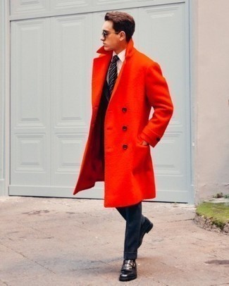 С чем носить красное длинное пальто в холод: Красное длинное пальто в паре с темно-синим костюмом поможет воплотить строгий деловой стиль. Любишь смелые решения? Можешь закончить свой ансамбль темно-серыми кожаными лоферами c бахромой.