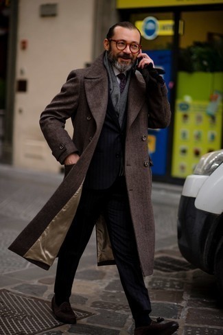 С чем носить темно-коричневые замшевые перчатки за 40 лет мужчине в деловом стиле: Темно-коричневое длинное пальто с узором "в ёлочку" и темно-коричневые замшевые перчатки — великолепный ансамбль для парней, которые всегда в движении. Любители модных экспериментов могут дополнить лук темно-коричневыми замшевыми лоферами с кисточками, тем самым добавив в него толику классики.