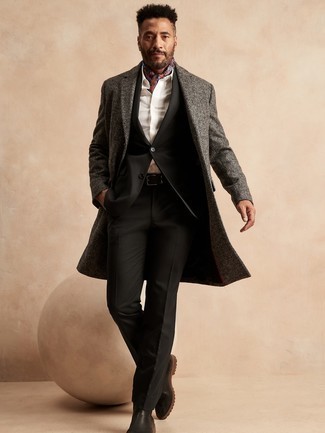 С чем носить черные кожаные ботинки за 40 лет мужчине в деловом стиле: Комбо из серого длинного пальто с узором "в ёлочку" и черного костюма поможет создать модный и мужественный образ. Чтобы лук не получился слишком претенциозным, можно завершить его черными кожаными ботинками.