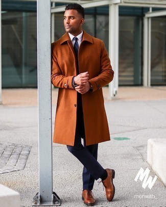 Какие оксфорды носить с табачным длинным пальто в 30 лет: Комбо из табачного длинного пальто и темно-синего костюма поможет создать эффектный мужской образ. Что до обуви, оксфорды — наиболее подходящий вариант.
