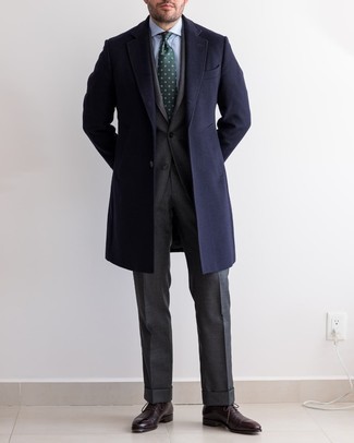 С чем носить темно-бирюзовый галстук с цветочным принтом в 30 лет мужчине в прохладную погоду в деловом стиле: Сочетание темно-синего длинного пальто и темно-бирюзового галстука с цветочным принтом поможет создать выразительный мужской лук. В качестве обуви здесь просятся темно-коричневые кожаные оксфорды.