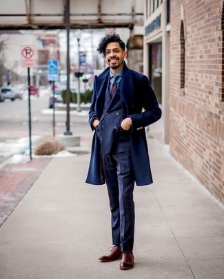 С чем носить темно-пурпурный галстук в 30 лет мужчине в холод: Темно-синее длинное пальто в паре с темно-пурпурным галстуком поможет создать модный и в то же время элегантный образ. В сочетании с этим луком гармонично будут выглядеть темно-красные кожаные оксфорды.