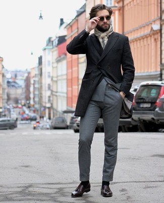 С чем носить светло-коричневый шарф в 30 лет мужчине: Сочетание черного длинного пальто и светло-коричневого шарфа - очень практично, и поэтому идеально для повседневой носки. Думаешь добавить в этот наряд толику классики? Тогда в качестве дополнения к этому луку, выбирай темно-пурпурные кожаные лоферы с кисточками.