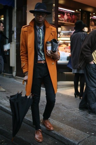 Как носить черный костюм с коричневой обувью в 30 лет в холод в деловом стиле: Черный костюм в паре с оранжевым длинным пальто позволит создать стильный классический образ. Очень неплохо здесь будут выглядеть коричневые кожаные оксфорды.