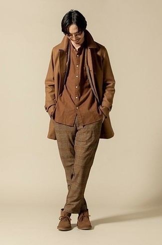 С чем носить темно-коричневый костюм в 30 лет: Комбо из темно-коричневого костюма и коричневого длинного пальто позволит создать выразительный мужской образ. Любишь поэкспериментировать? Тогда закончи образ коричневыми замшевыми ботинками дезертами.