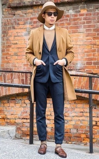 Какие свитера с круглым вырезом носить с табачными лоферами в 20 лет мужчине: Если ты приписываешь себя к той немногочисленной категории парней, способных ориентироваться в моде, тебе придется по вкусу лук из свитера с круглым вырезом и светло-коричневого длинного пальто. Если ты любишь смелые решения в своих образах, заверши этот табачными лоферами.