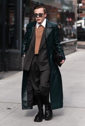 Как носить светло-коричневый свитер с круглым вырезом с темно-зеленым длинным пальто в холод в стиле смарт-кэжуал: Сочетание темно-зеленого длинного пальто и светло-коричневого свитера с круглым вырезом смотрится очень привлекательно, согласен? Если сочетание несочетаемого привлекает тебя не меньше, чем безвременная классика, заверши свой ансамбль черными кожаными рабочими ботинками.