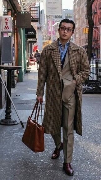 С чем носить темно-коричневую сумку в 30 лет мужчине в холод в деловом стиле: Сочетание светло-коричневого длинного пальто в мелкую клетку и темно-коричневой сумки - очень практично, и поэтому идеально для воплощения интересного повседневного стиля. Думаешь сделать лук немного элегантнее? Тогда в качестве дополнения к этому образу, выбирай темно-красные кожаные лоферы.