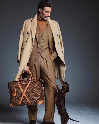 С чем носить сумку из плотной ткани за 40 лет мужчине в холод в деловом стиле: Бежевое длинное пальто и сумка из плотной ткани — выбор джентльменов, которые всегда в движении. Хочешь добавить сюда немного классики? Тогда в качестве дополнения к этому ансамблю, выбирай темно-коричневые кожаные оксфорды.