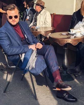 С чем носить темно-красные носки в 30 лет мужчине в прохладную погоду в деловом стиле: Сочетание темно-синего длинного пальто и темно-красных носков - очень практично, и поэтому идеально для повседневой носки. Хочешь добавить в этот ансамбль нотку утонченности? Тогда в качестве дополнения к этому ансамблю, выбирай темно-коричневые кожаные монки с двумя ремешками.