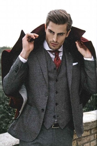 С чем носить красное длинное пальто: Несмотря на то, что этот лук достаточно классический, лук из красного длинного пальто и серого шерстяного костюма-тройки неизменно нравится джентльменам, покоряя при этом дамские сердца.