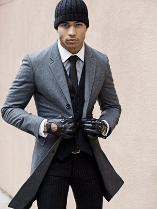 С чем носить черный галстук мужчине в холод в деловом стиле: Серое длинное пальто смотрится отлично в сочетании с черным галстуком.