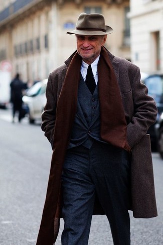 Какие костюмы-тройки носить с коричневым длинным пальто за 50 лет в прохладную погоду в деловом стиле: Коричневое длинное пальто и костюм-тройка помогут создать выразительный мужской образ.