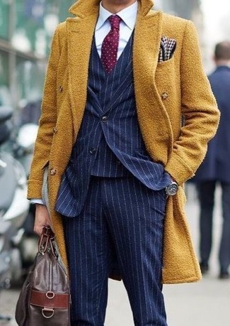 С чем носить темно-красный галстук в горошек в 30 лет мужчине в прохладную погоду в деловом стиле: Несмотря на то, что это весьма консервативный образ, образ из горчичного длинного пальто и темно-красного галстука в горошек всегда будет по вкусу стильным мужчинам, неизменно покоряя при этом дамские сердца.