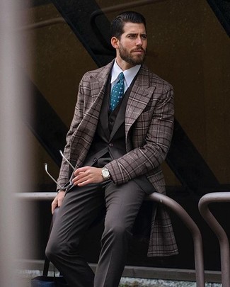 С чем носить коричневый костюм-тройку в 30 лет: Коричневый костюм-тройка и коричневое длинное пальто в клетку позволят создать выразительный мужской образ.