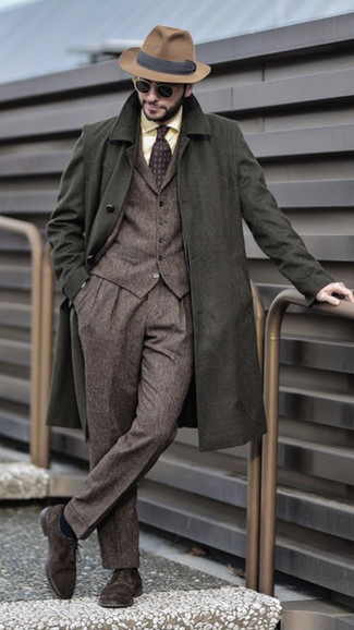 С чем носить коричневый костюм-тройку в 30 лет: Коричневый костюм-тройка и оливковое длинное пальто — великолепный пример строгого мужского стиля в одежде. Незаурядные парни закончат образ темно-коричневыми замшевыми туфлями дерби.