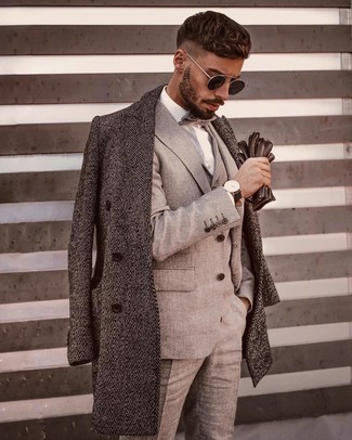 С чем носить серый галстук-бабочку мужчине: Рекомендуем взять на вооружение это практичное сочетание серого длинного пальто с узором "в ёлочку" и серого галстука-бабочки.