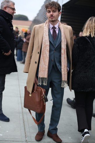 С чем носить светло-коричневый шарф в 30 лет мужчине в деловом стиле: Сочетание светло-коричневого длинного пальто и светло-коричневого шарфа - очень практично, и поэтому идеально подойдет на каждый день. Теперь почему бы не добавить в повседневный образ немного утонченности с помощью коричневых замшевых лоферов?