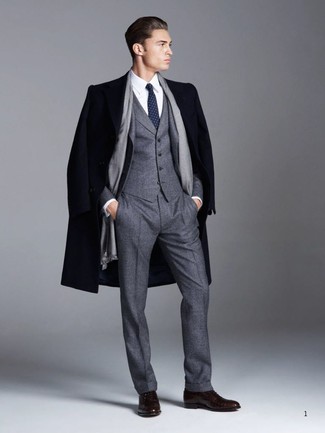 С чем носить темно-серый шарф мужчине в прохладную погоду в деловом стиле: Если в одежде ты ценишь удобство и функциональность, темно-синее длинное пальто и темно-серый шарф — великолепный вариант для стильного повседневного мужского лука. Любишь экспериментировать? Дополни лук темно-коричневыми кожаными оксфордами.