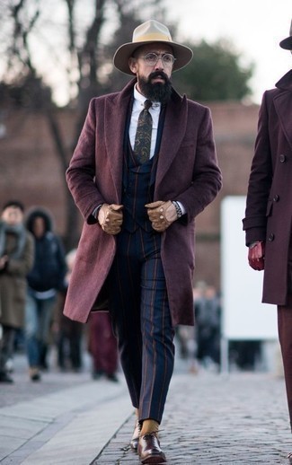 Какие классические рубашки носить с темно-красным длинным пальто за 40 лет в прохладную погоду: Несмотря на то, что это довольно консервативный образ, дуэт темно-красного длинного пальто и классической рубашки является постоянным выбором стильных мужчин, неизбежно покоряя при этом сердца представительниц прекрасного пола. Любители модных экспериментов могут закончить образ коричневыми кожаными оксфордами, тем самым добавив в него чуточку классики.