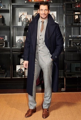 Модный лук: темно-синее длинное пальто, серый костюм-тройка, серая классическая рубашка из шамбре, коричневые кожаные монки с двумя ремешками